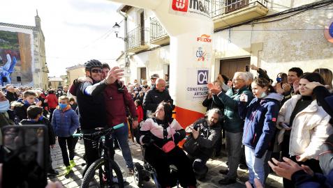 Riki Abad se hizo fotos con algunos aficionados después de llegar a la meta acompañado de Nerea. Riki Abad se hizo fotos con algunos aficionados después de llegar a la meta acompañado de Nerea.