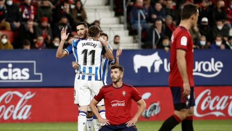 El centrocampista de la Real Sociedad, Mikel Merino (detrás) celebra la consecución del primer gol de su equipo ante Osasuna