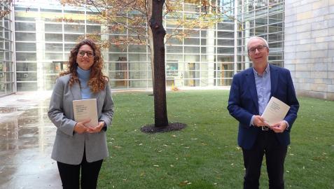 La autora del libro, Rebeca Madurga, y el director del Servicio de Archivos y Patrimonio Documental del Gobierno de Navarra, Joaquín Llansó.