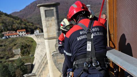 Bomberos en un simulacro de rescate en el embalse de Eugi