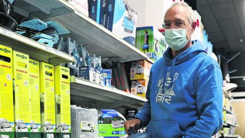 El propietario de la tienda Eregui de camping y montaña, Rafa Errea, con artículos de gas