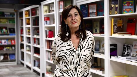 La poetisa pamplonesa Inma Biurrun Tabar en la librería Ménades junto a su libro Fusión.
