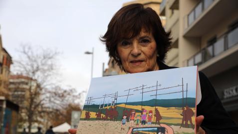 La maestra jubilada Carmen Aldama, con una lámina del ‘kamishibai’ de peregrinos en El Perdón