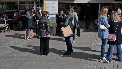 Varias personas esperan para poder sentarse en una terraza de Pamplona