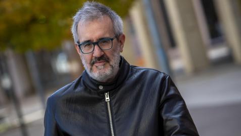 Patxi Irurzun ayer en el barrio pamplonés de Sarriguren, con un ejemplar de su último libro.