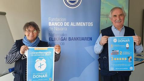 Marisol Villar y Ramón Navarro, del Banco de Alimentos de Navarra, durante la presentación de la Gran Recogida 2021