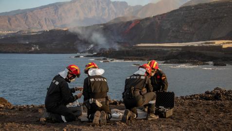 Efectivos de la UME observan la llegada de la segunda colada al mar