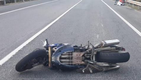 motos accidente Una de las motocicletas, volcada sobre la carretera