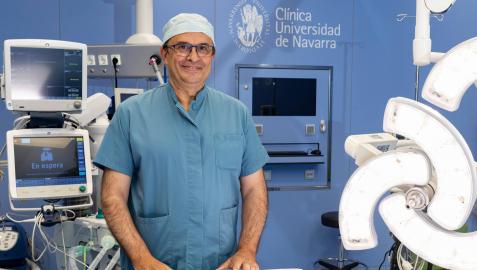 El ginecólogo y cirujano Luis Chiva de Agustín, madrileño de 59 años, en un quirófano de CUN Madrid, donde trabaja desde 2016. Chiva es especialista en cáncer de ovario y en cirugía oncológica ginecológica de gran complejidad