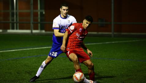 Adrián Roncal, del Valle de Egüés, protege el balón ante Fermín Etxaniz, del Burladés. Adrián Roncal, del Valle de Egüés, protege el balón ante Fermín Etxaniz, del Burladés.