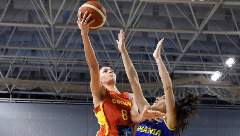 Irati Etxarri entra a canasta en el partido de ayer Irati Etxarri entra a canasta en el partido de ayer