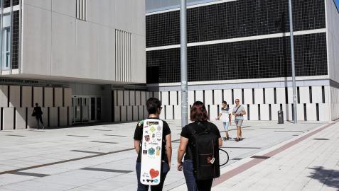 Dos estudiantes se dirigen al Conservatorio en 2019. Dos estudiantes se dirigen al Conservatorio en 2019