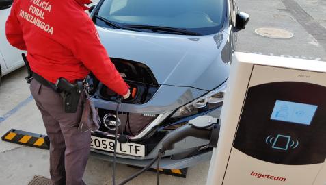 Recarga de uno de los nuevos automóviles de la Policía Foral Recarga de uno de los nuevos automóviles de la Policía Foral