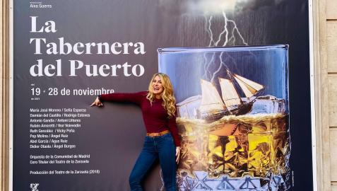 Sofía Esparza, posando junto al cartel de 'La tabernera del puerto' Sofía Esparza, posando junto al cartel de 'La tabernera del puerto'