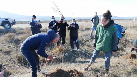 Alejandro Valverde sigue las instrucciones de Marta Múgica para plantar un árbol en Sangüesa. Alejandro Valverde sigue las instrucciones de Marta Múgica para plantar un árbol en Sangüesa