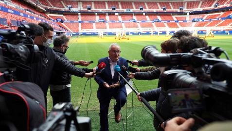SabalzaSadar Luis Sabalza atiende a los medios en el estadio de El Sadar