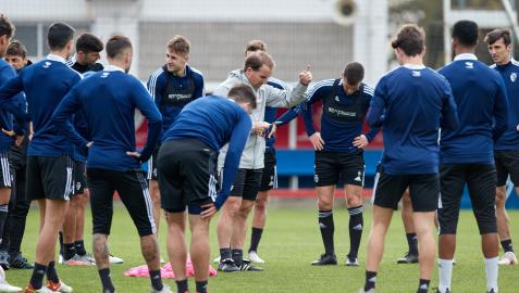 entrenamiento osasuna Arrasate se dirige a los jugadores en un entrenamiento de esta semana en Tajonar