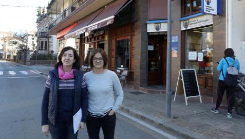 Las hermanas María Jesús y Ana Sobrino Marisco, que regentan la Administración y el bar Sobrino Las hermanas María Jesús y Ana Sobrino Marisco, que regentan la Administración y el bar Sobrino