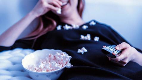 Mujer television palomitas Este domingo se celebra el Día Mundial de la Televisión