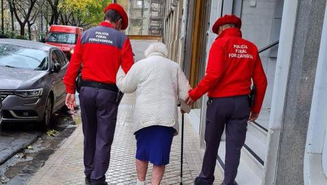 Los policías forales, ayudando a la mujer Los policías forales, ayudando a la mujer