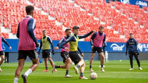 Osasuna trabajó ayer en El Sadar. En la imagen, Jaume Grau presionado por Roberto Torres Osasuna trabajó ayer en El Sadar. En la imagen, Jaume Grau presionado por Roberto Torres