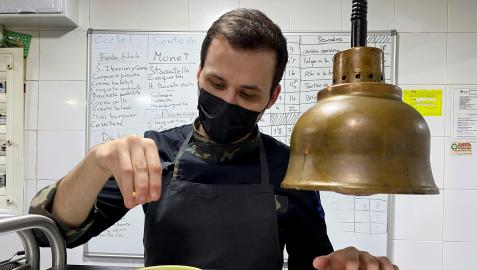 El joven cocinero albaceteño Juan Beltrán en la cocina del restaurante Delienzo de Madrid El joven cocinero albaceteño Juan Beltrán en la cocina del restaurante Delienzo de Madrid