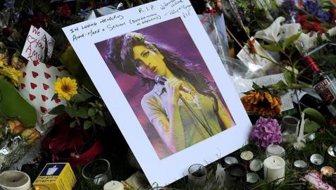 Cientos de fans han sentido la muerte de la cantante británica Amy Winehouse y le han llevado flores a la puerta de su casa de Londres, donde falleció el sábado 23 de julio.