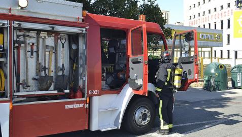 Los vecinos de los bloques 32 y 34 de la avenida de Aróstegui de Pamplona se han visto obligados a desalojar sus viviendas este martes después de que se declarase un aparatoso incendio en un almacén de madera situado en el patio interior de ambos bloques. La madera pertenece a una carpintería ubicada en el bajo del número 34. La Agencia Navarra de Emergencias ha movilizado dos camiones y dos todoterrenos del Servicio Navarro de Bomberos, además de varias patrullas de la Policía Municipal. Ningún vecino ha precisado asistencia médica.