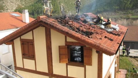 Los descuidos y las chimeneas causan la mitad de los incendios en las viviendas