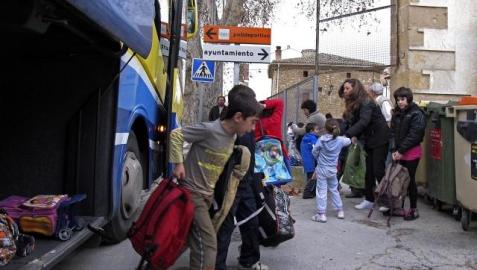 Las escuelas rurales creen que abrir el transporte aportaría más alumnos Alumnos a su llegada ayer a Murieta desde Estella en el transporte escolar. MONTXO A. G.