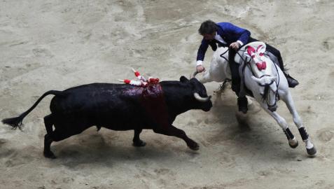 Hermoso de Mendoza corta tres orejas en la segunda de feria en Medellín