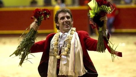 El rejoneador estellés Pablo Hermoso de Mendoza corta dos orejas y un rabo en la primera corrida de la Feria de Medellín (Colombia) 2012.