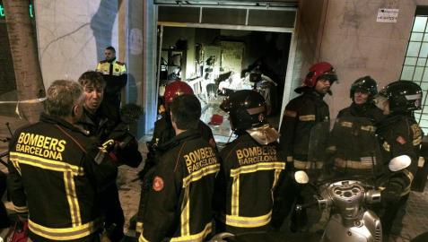 Ocho heridos, entre ellos cinco bomberos, en una explosión en un local de Barcelona Ocho heridos, entre ellos cinco bomberos, en una explosión en un local de Barcelona