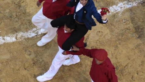 El rejoneador estellés Pablo Hermoso de Mendoza corta dos orejas en la segunda corrida de la temporada colombiana en la plaza la Santamaría de Bogotá.