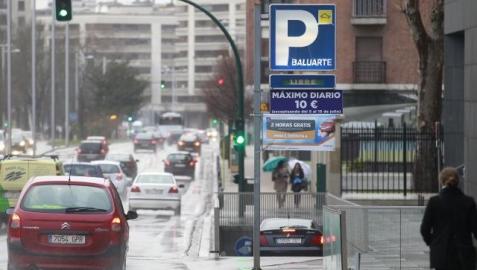 Entrada al aparcamiento de Baluarte, en la avenida del Ejército, con varios carteles de ofertas y promociones del parking. EDUARDO BUXENS