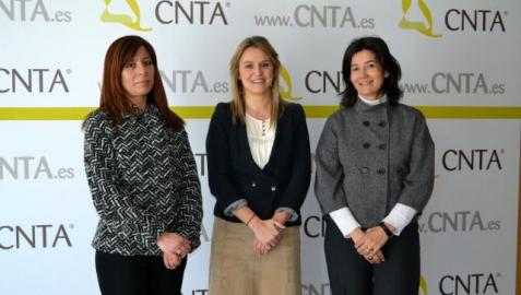 Yolanda Quintana Serrano (CEACCU), Sandra Aguirre Sainz (CNTA) y la abogada Pilar Velázquez González. MARI PAZ GENER