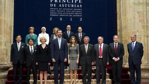 Galardonados reciben las insignias de manos del príncipe de Asturias