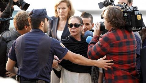 Isabel Pantoja y el exalcalde de Marbella Julián Muñoz son juzgados en Málaga por blanqueo de capitales.