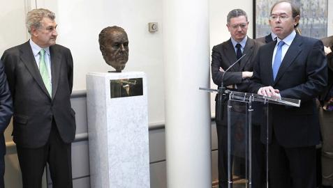 Fraga cuenta ya con un busto en los pasillos del Senado