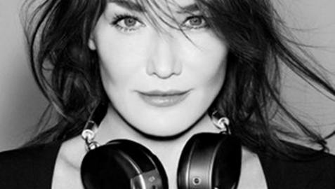 Carla Bruni, modelo en un anuncio de auriculares