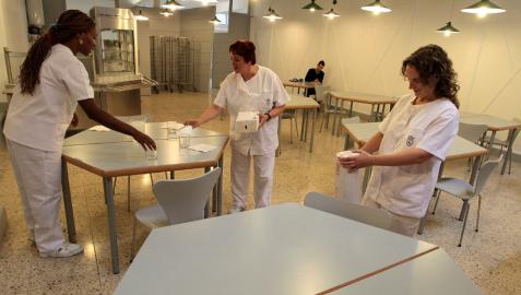 La mayoría de usuarios del comedor social prefiere llevarse la cena a casa La mayoría de usuarios del comedor social prefiere llevarse la cena a casa