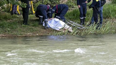 Un policía y un vecino de Estella rescatan a un joven del río Ega