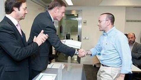 Ignacio López recibe un diploma por su participación en el curso. / BBVA