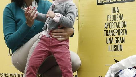 Recogen tapones para ayudar a una niña con una enfermedad rara