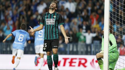 El Málaga gana al Betis el duelo de necesitados (3-2)