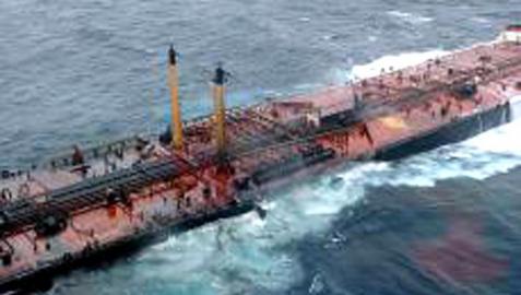 El hundimiento del Prestige, 10 años después_3 Imágenes de 2002, tras el hundimiento del petrolero Prestige frente a las costas de A Coruña