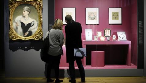 Las joyas de Cartier iluminan una exposición en París Las joyas de Cartier iluminan una exposición en París