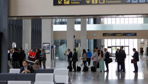 Viajeros en el aeropuerto de Pamplona este verano.