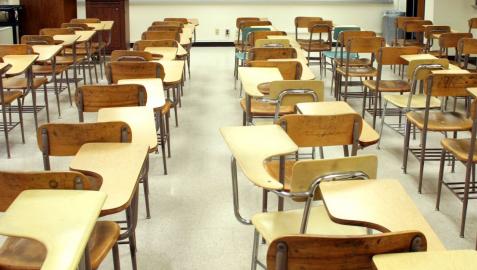 La mitad de los hijos de hogares más pobres dejan los estudios
