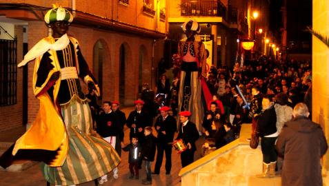 Nutrido pasacalles con los gigantes desde el consistorio para acudir a la Salve.